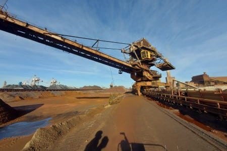 vue sur une machine sur un chantier minier avec rouleaux pour convoyeur à bande