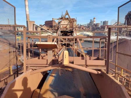 vue sur un chantier avec machine et convoyeur à bande