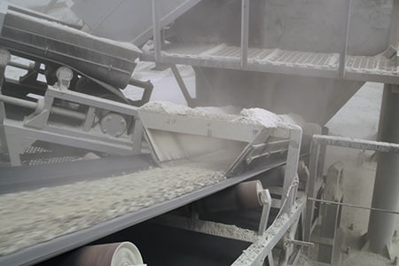 Rubber-lagged transport roller for belt conveyors