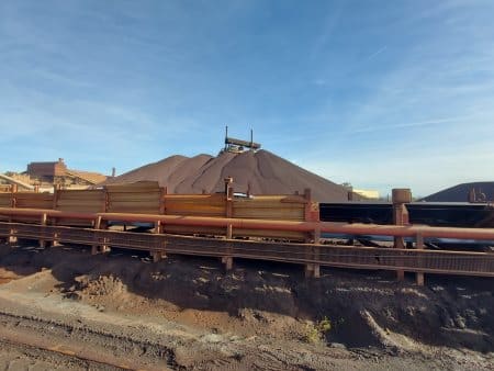 vue sur un rouleau pour convoyeur à bande sur un chantier