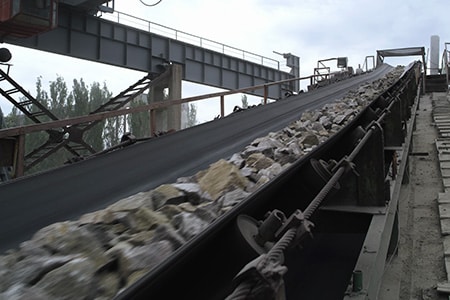 Carrier roller for quarries