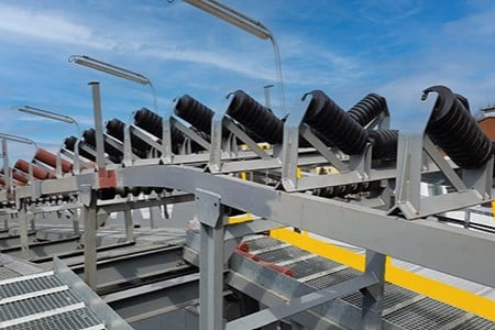 view of roller supports and garlands for conveyor belts on a construction site<br />
